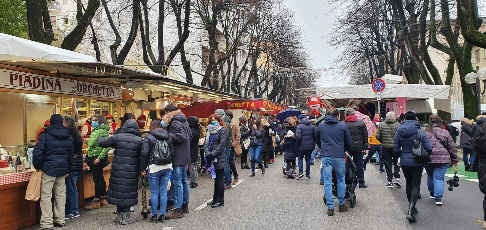 Monfalcone, daspo per due venditori abusivi alla Fiera di San Nicolò